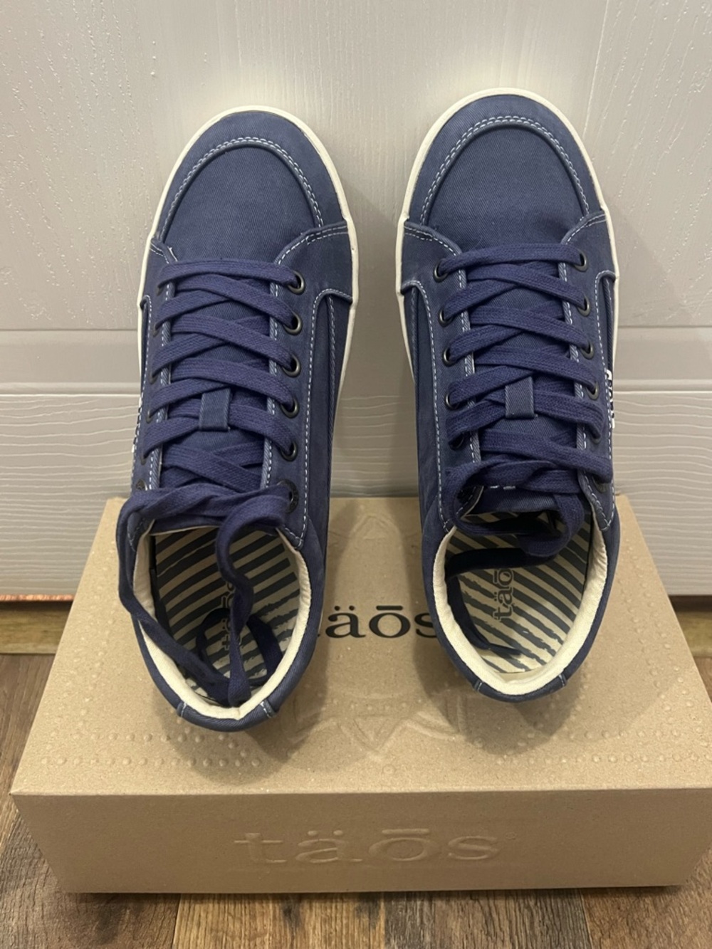 Taos Footwear Blue Canvas  Low-Top Sneakers NIB